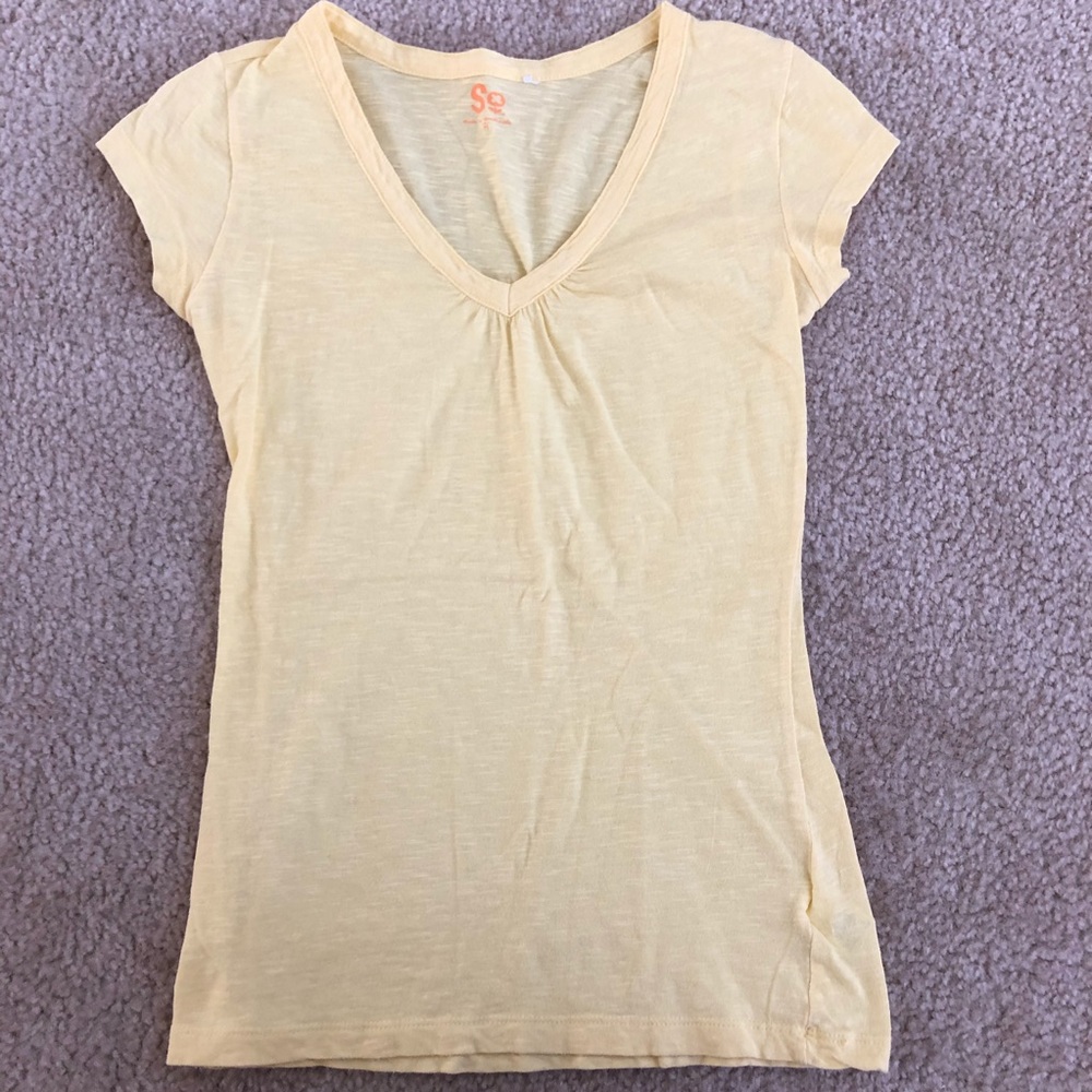 COPY - Soft yellow v-neck short sleeve tee
